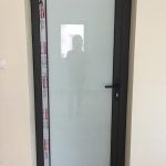 Lam Cua Nhom Nha Ve Sinh.jpg