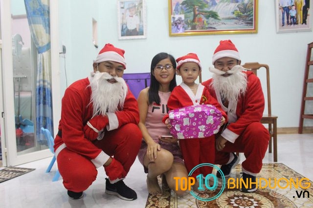 Dich Vu Ong Gia Noel Tang Qua Tai Binh Duong (5)